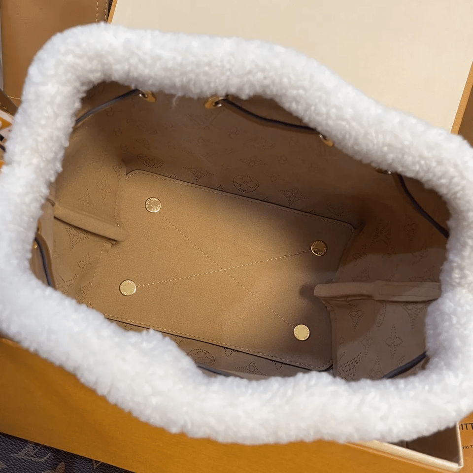 Louis Vuitton Shearling Bucket Bag 22cm/8.7in M11839 view 9