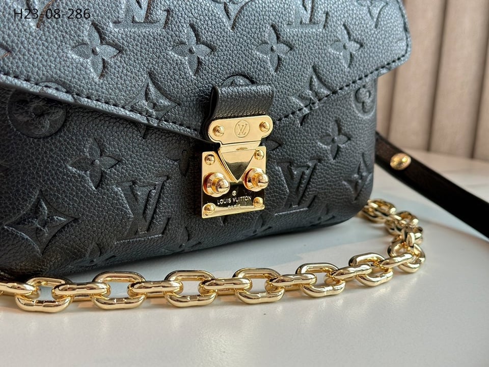 Louis Vuitton Pochette M Tis East West Bag Black 21Cm M46595 view 4
