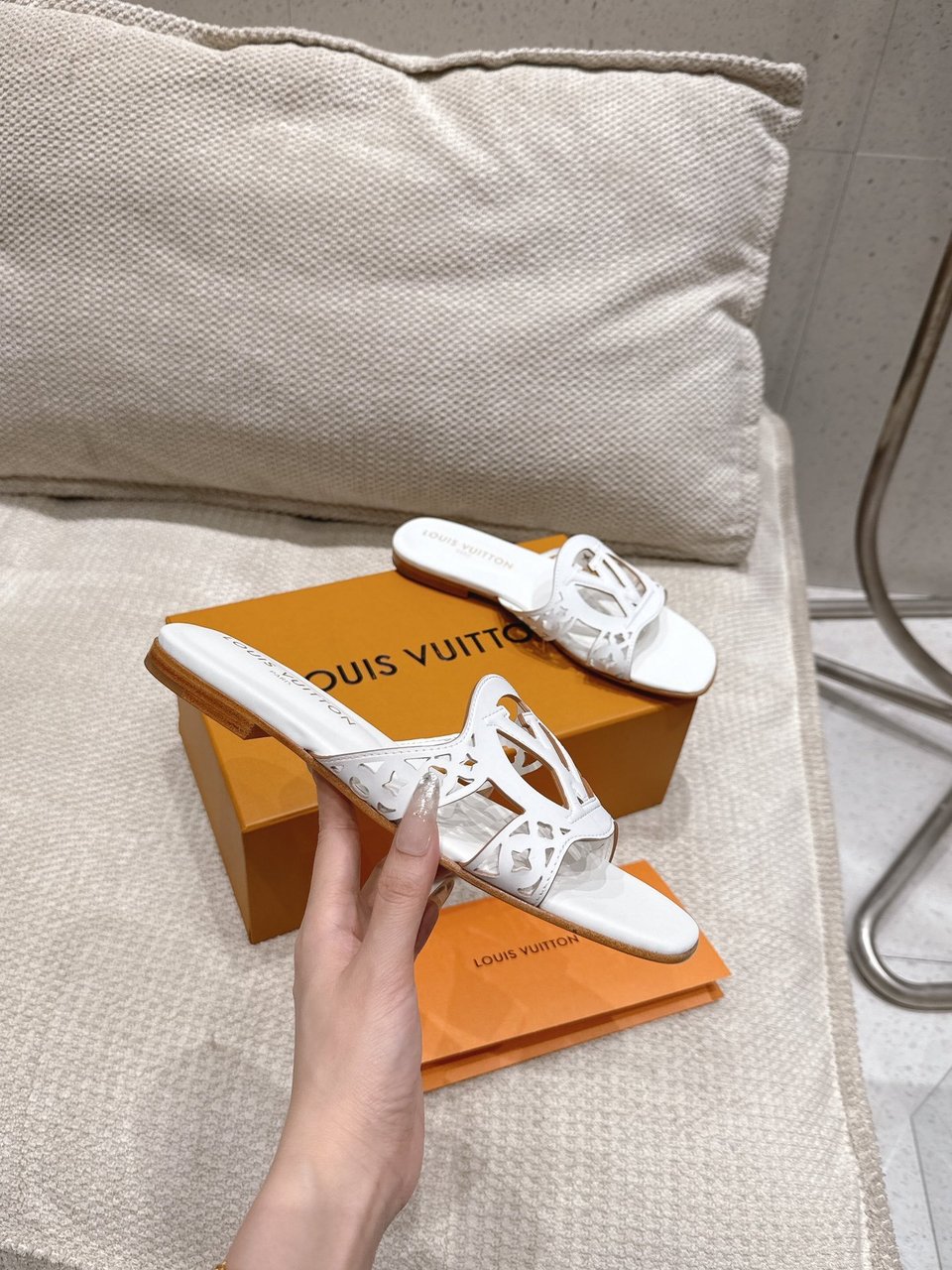 Louis Vuitton LV Isola Flat Mule White 1AGYPA view 3