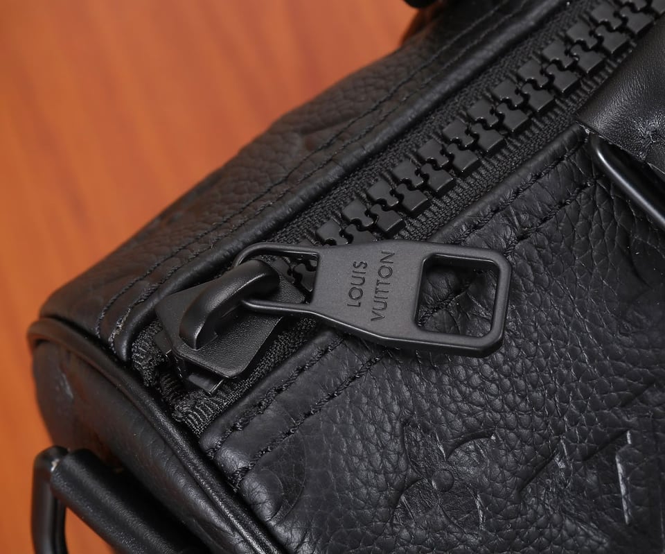 Louis Vuitton Keepall Bandoulière Bag 25cm/9.8in Black Taurillon Cowhide M20900 view 9