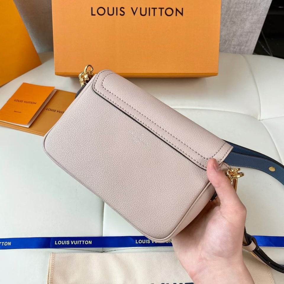Louis Vuitton Lockme Tender 19Cm Greige M58554 view 9