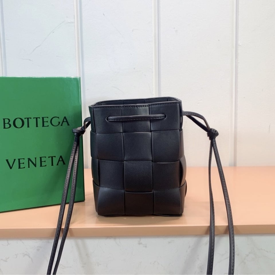 Bottega Veneta Small Cross Body Bucket Black 13Cm view 3