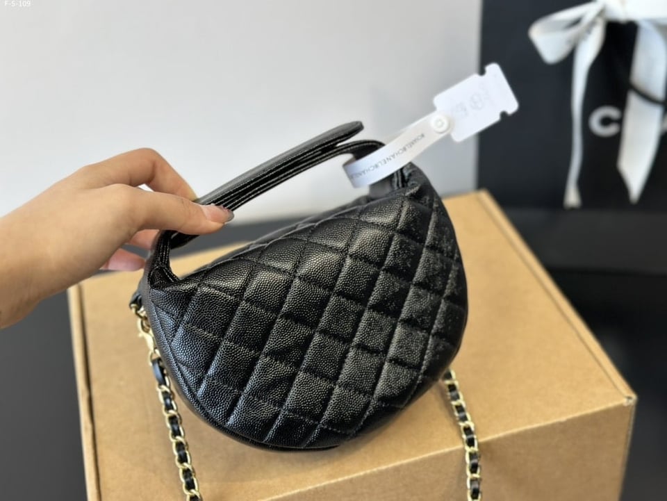 Chanel Pouch Grained Shiny Calfskin Black 17Cm/6.7in Ap3943 B16288 94305 view 9
