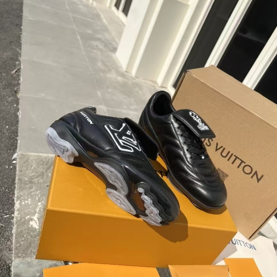 Louis Vuitton Footprint Soccer Sneaker Black 1Ahai9 view 4