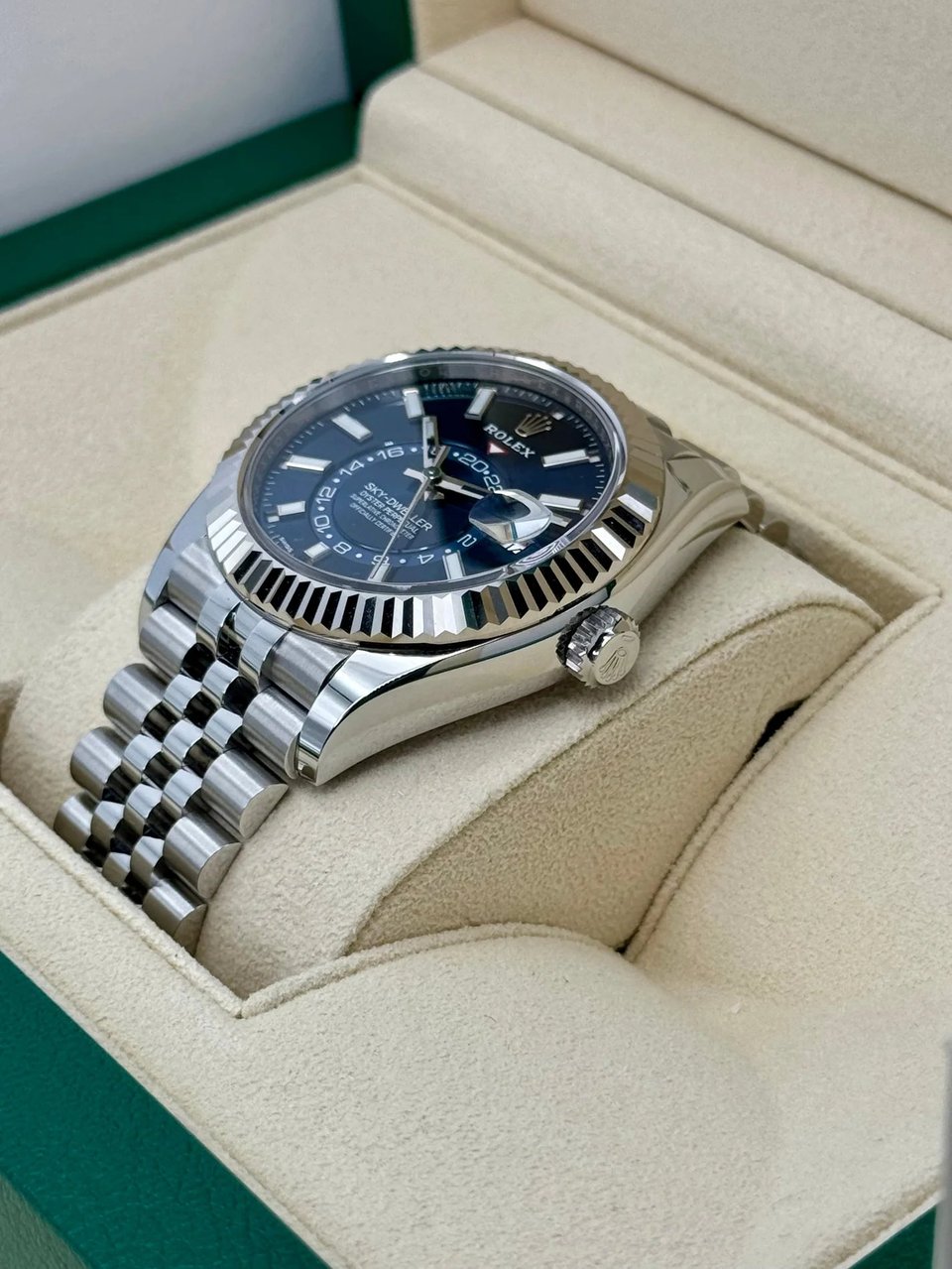 Rolex Sky-Dweller 41 mm Bright blue Dial 336934 Jubilee view 6