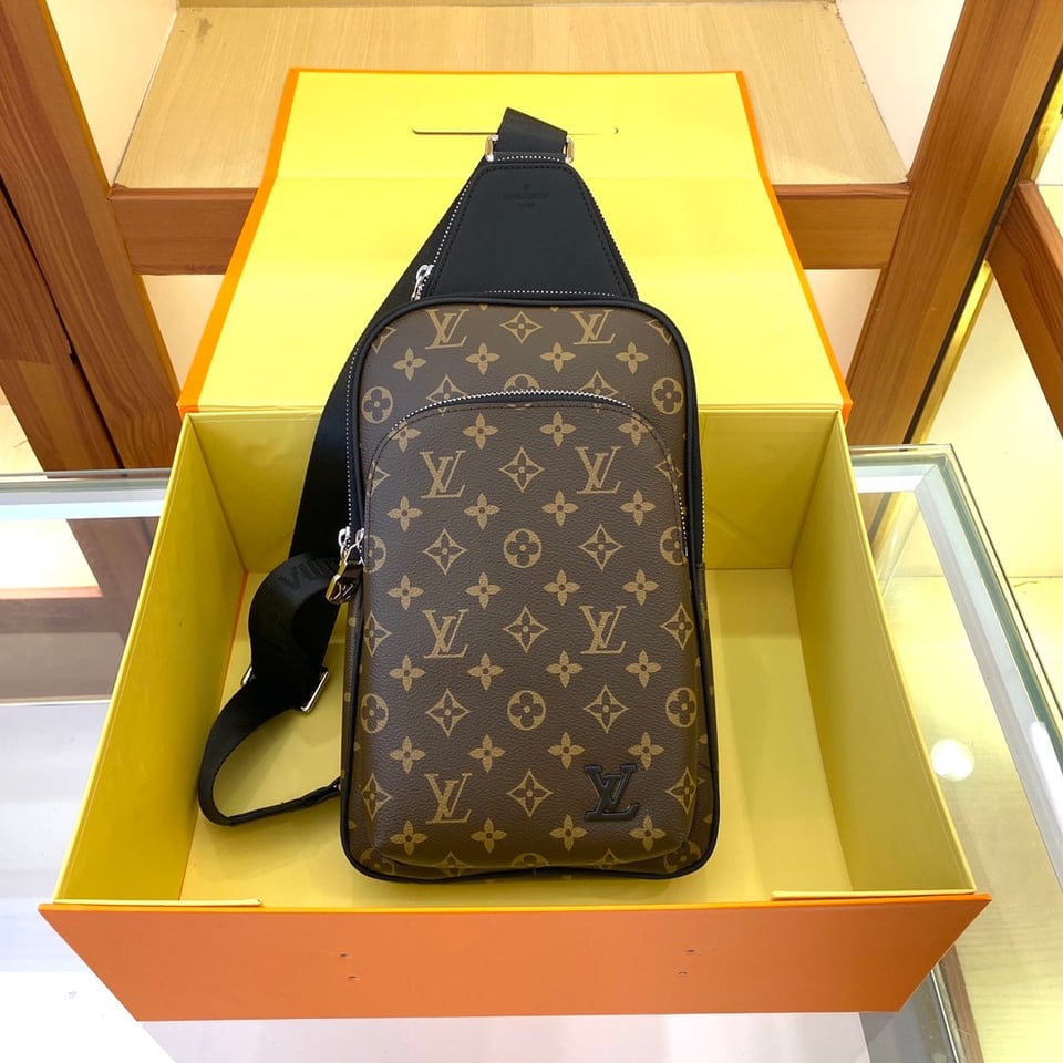 Louis Vuitton Avenue Nm Crossbody Bag Monogram 31Cm M46327 view 3