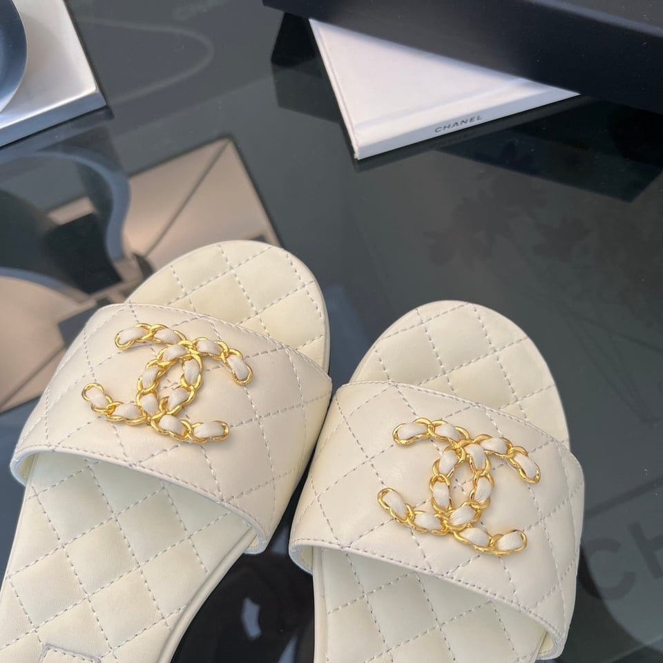 Chanel 23P Quilted Cc Chain Mule Sandal White view 6