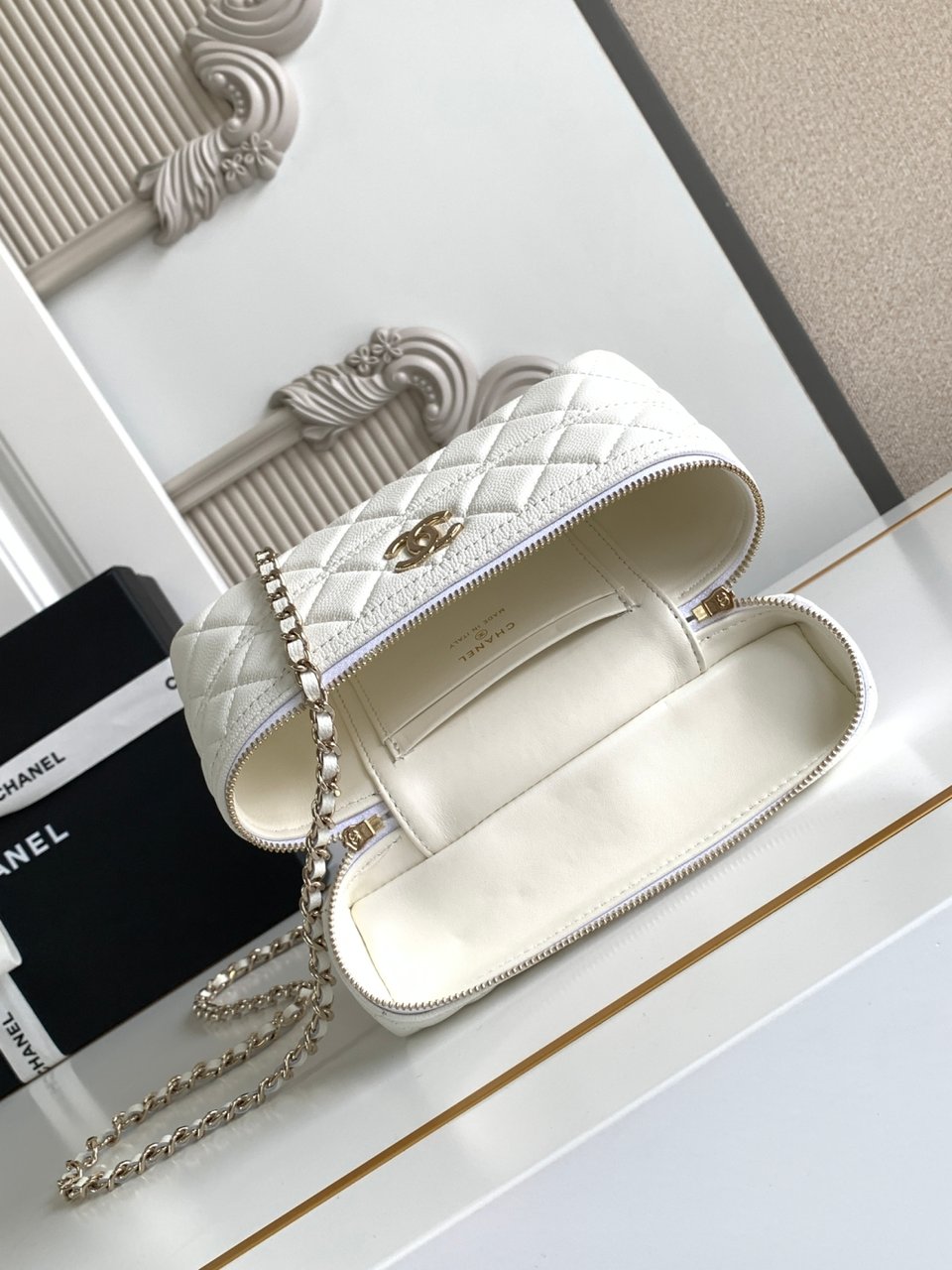 Chanel 25C Vanity Case White 20cm view 10