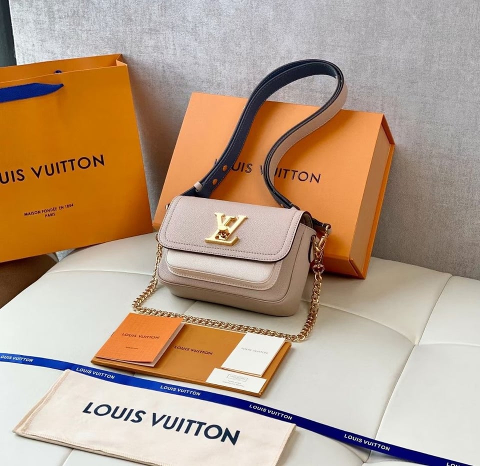 Louis Vuitton Lockme Tender 19Cm Greige M58554 view 3