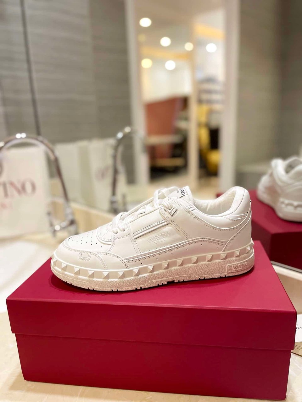 Valentino Garavani Freedots Low Top Sneaker In Calfskin White 4Y2S0H43Rdg 0Bo view 8