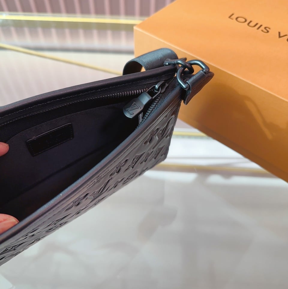 Louis Vuitton Gaston Wearable Black 22Cm M81115 view 10