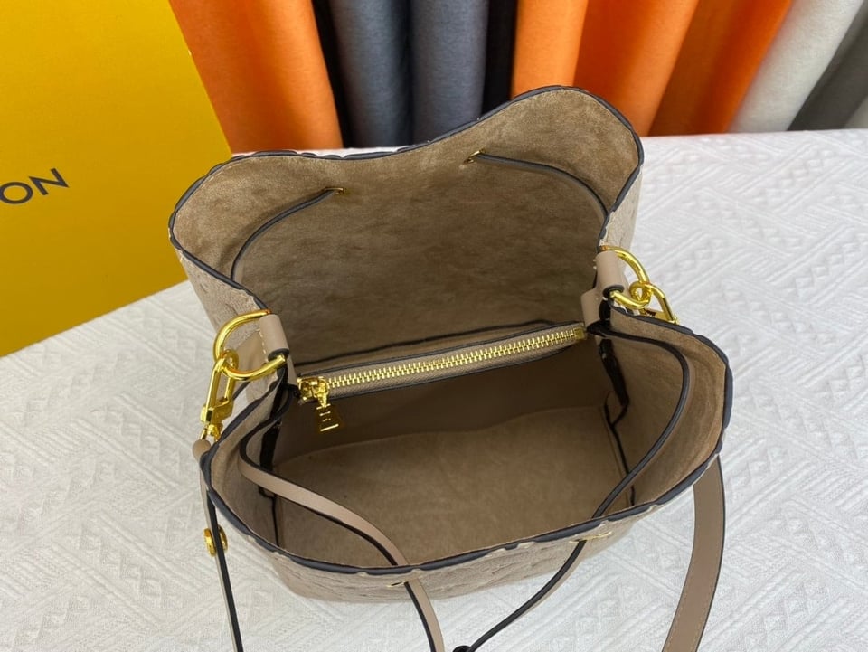 Louis Vuitton Neonoe Mm Beige 26Cm view 6
