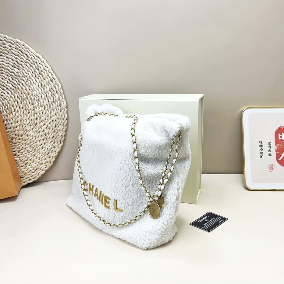 Chanel 22 Mini Handbag Shearling &amp;Amp; Gold Tone Metal White 20Cm/7.9in view 4