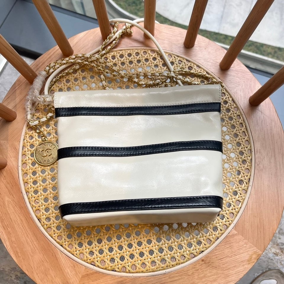 Chanel 22 Small Handbag Black White Gold Tone Metal 19Cm/7.5in As3980 B16652 Ny081 view 9