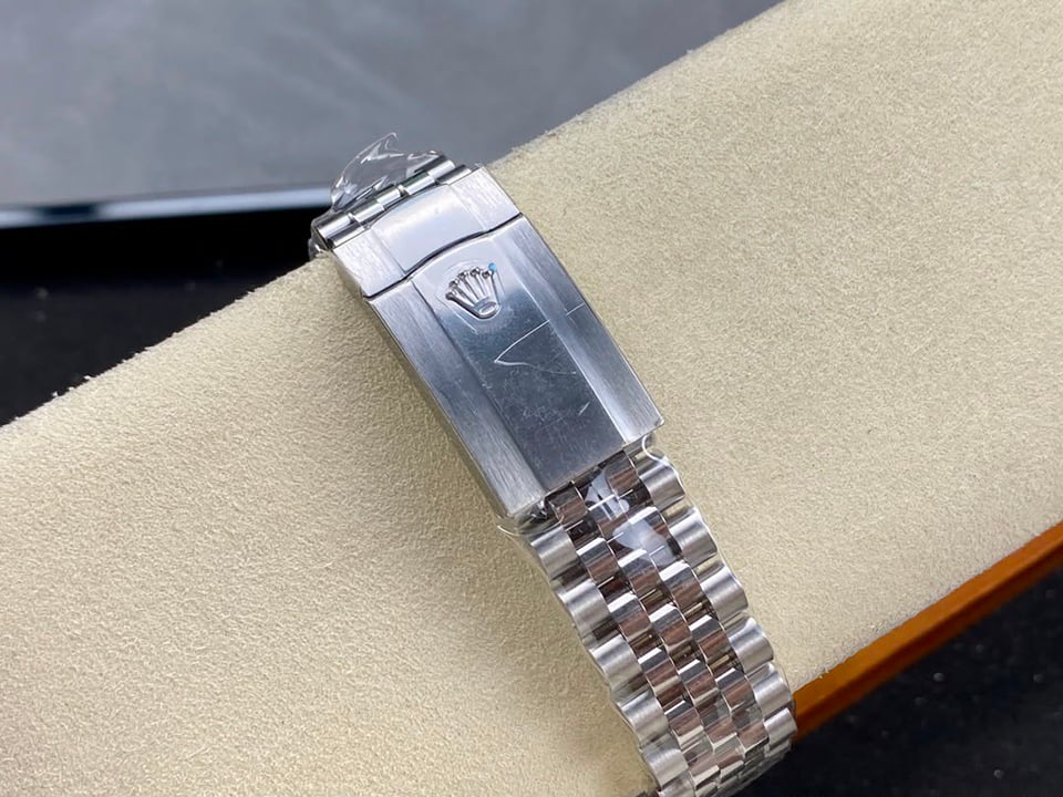 Rolex Datejust 41mm White Dial 126334 Jubilee Flutted view 8