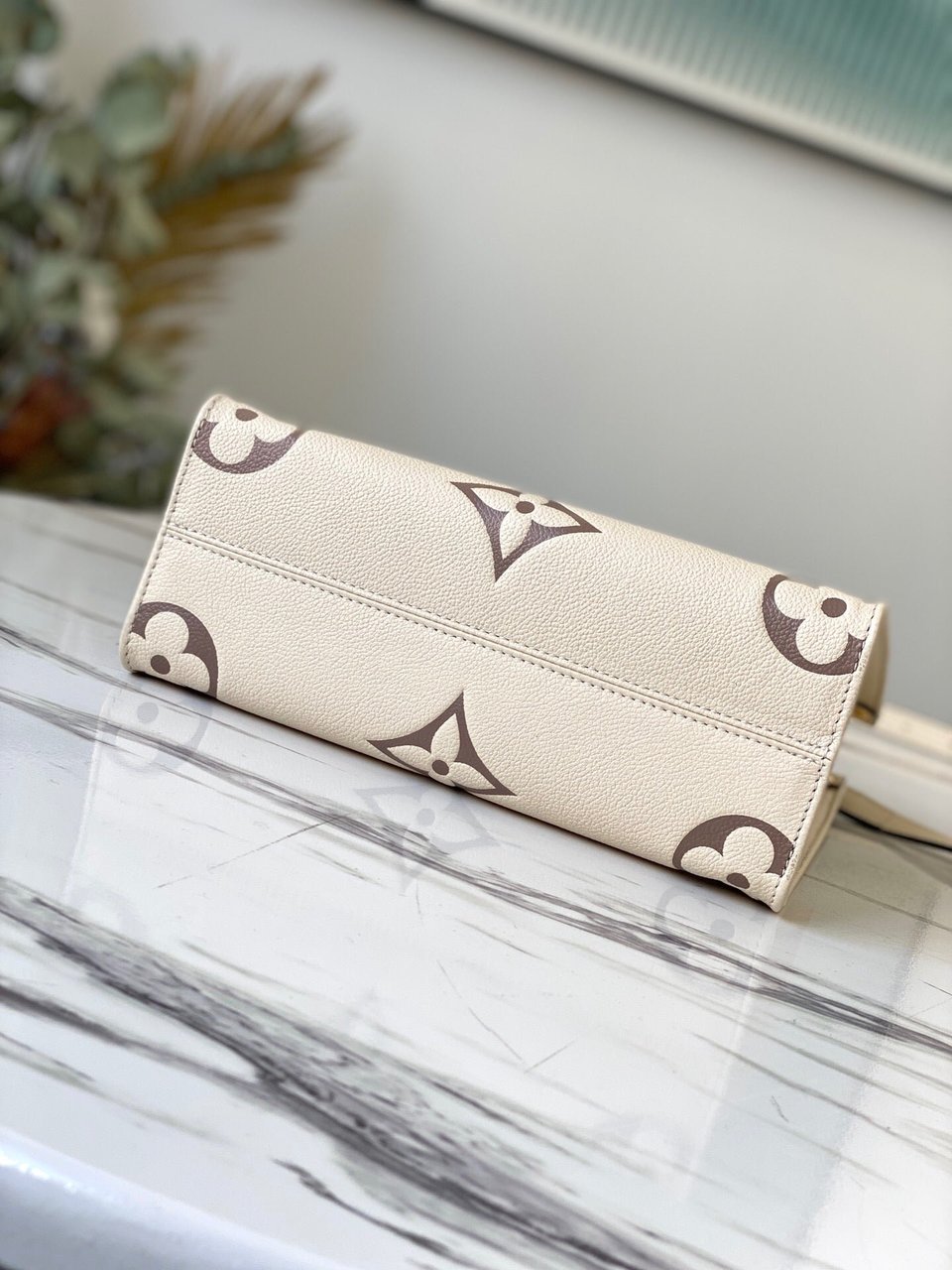 Louis Vuitton Empreinte Onthego Pm White 25Cm M45654 view 5