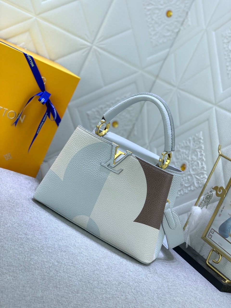 Louis Vuitton Capucines Ice Age White 27Cm view 5