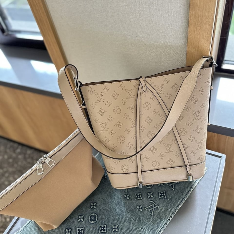 Louis Vuitton Flore Perforated Mahina Beige 22Cm view 5