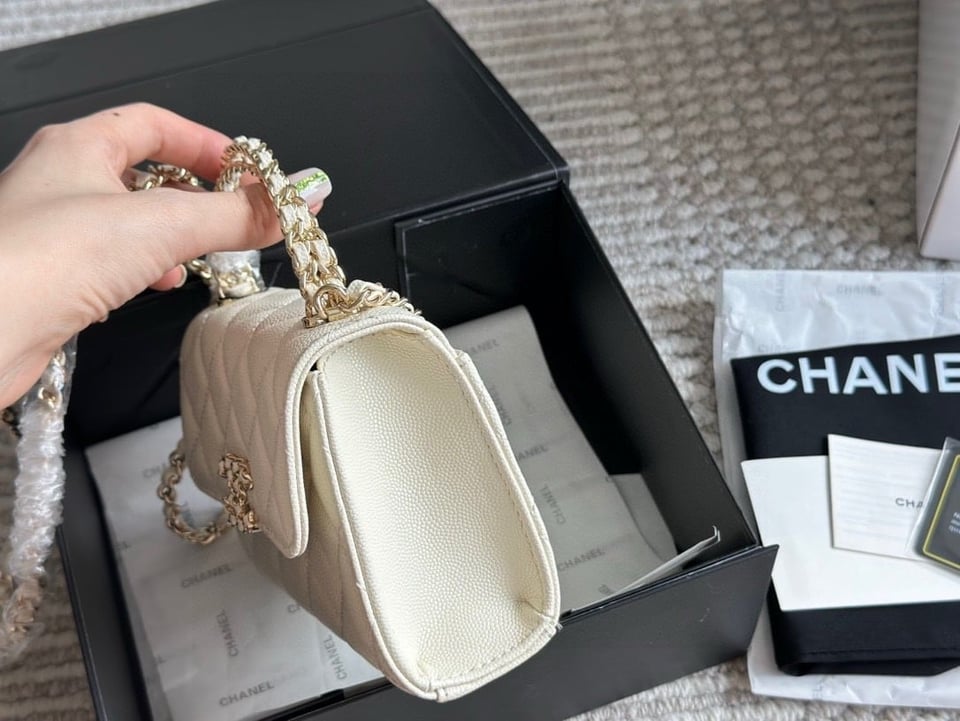 Chanel Clutch Bag With Chain In White 15Cm/5.9in view 8