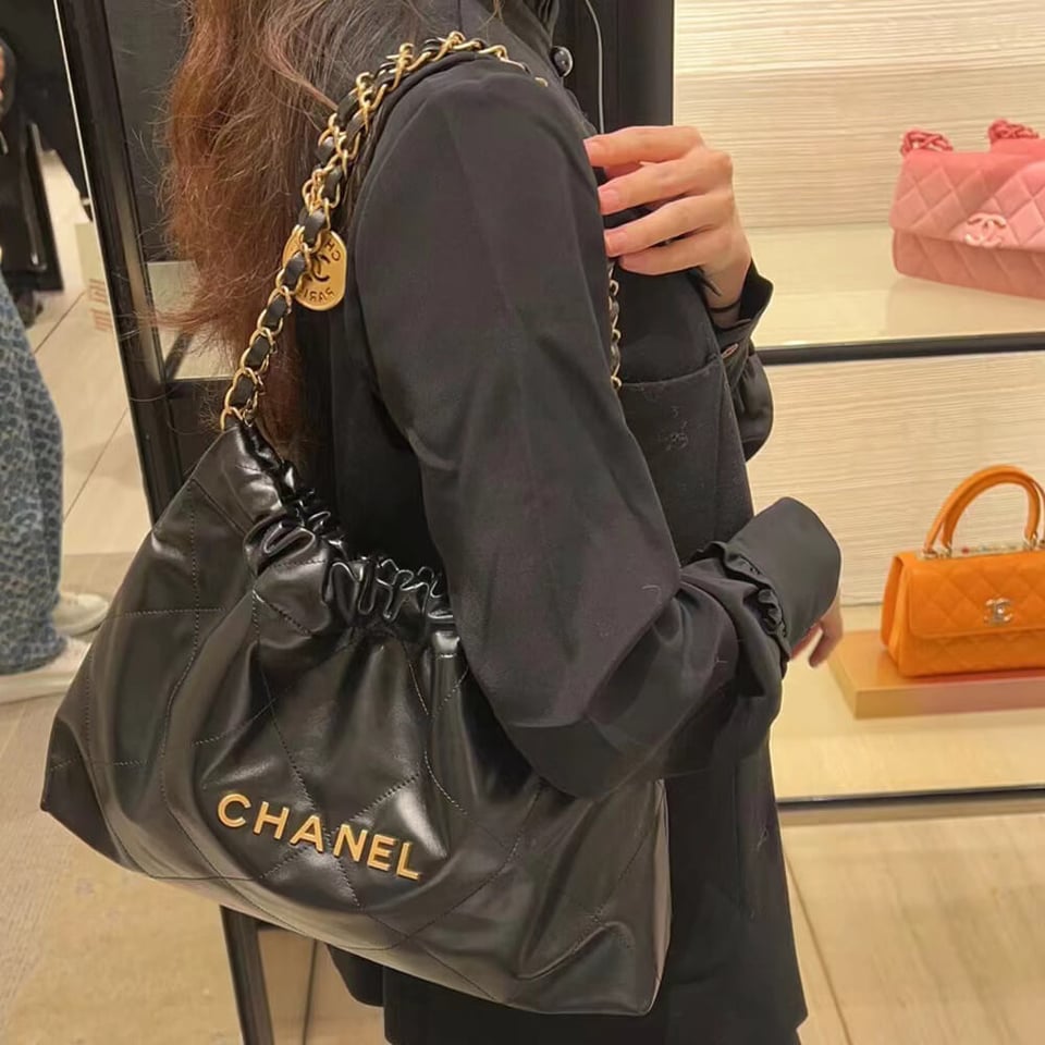 Chanel 22 Bag Handbag Black Shiny Calfskin 45cm view 3