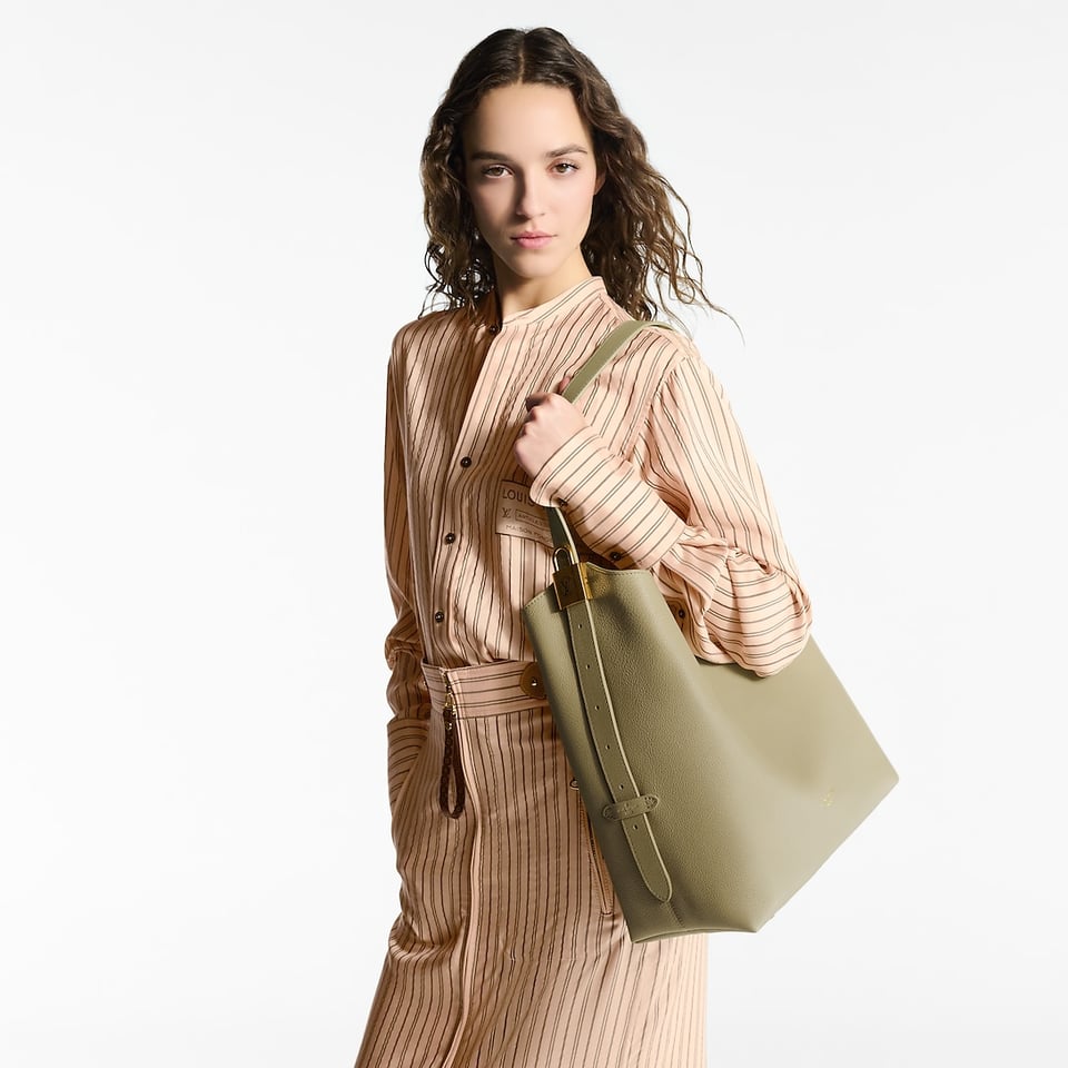 Louis Vuitton Low Key Hobo Mm M24988 view 6