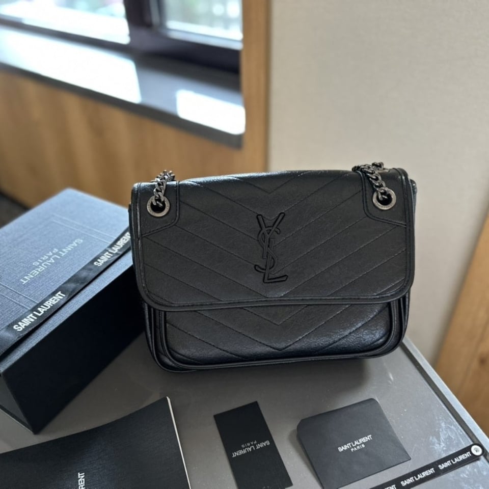 Saint Laurent Niki Medium In Vintage Leather Black Noir 28Cm view 6