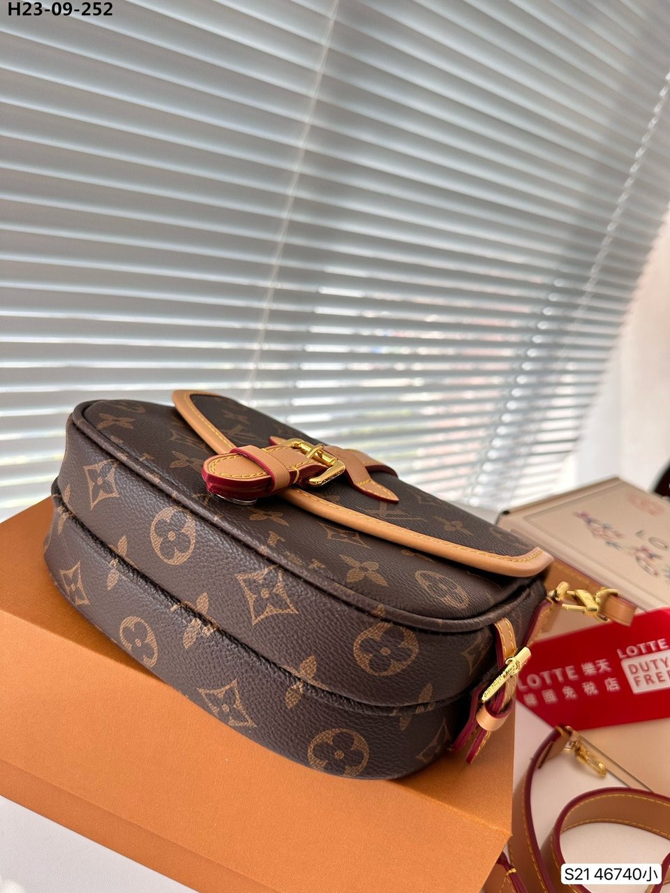 Louis Vuitton Saumur Monogram Brown 20Cm M46740 view 5