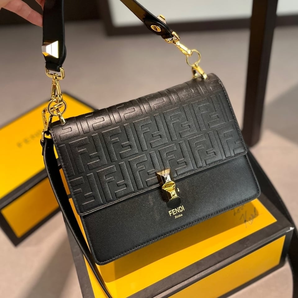Fendi Logo Embossed Kan I Black 24Cm view 6
