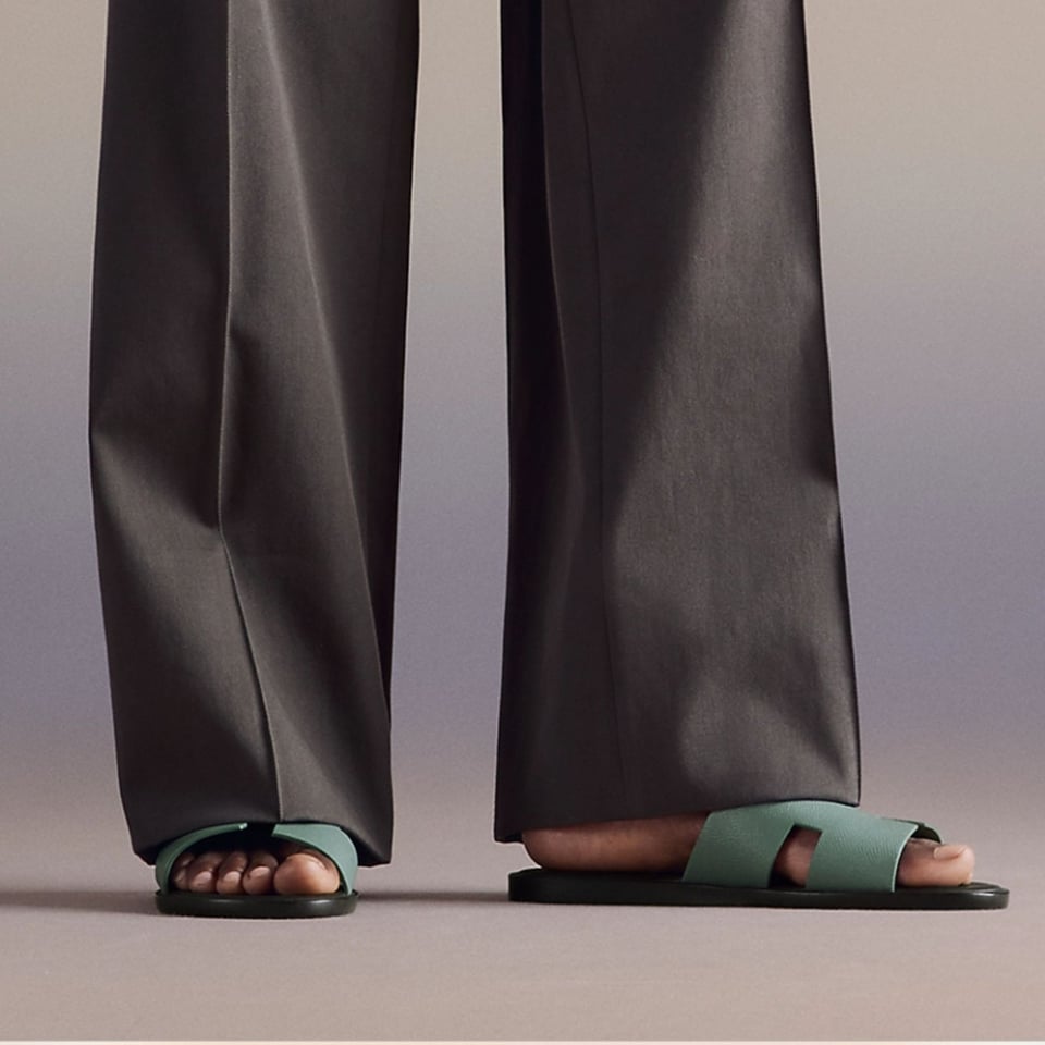 Hermes Izmir Sandal Vert Cèdre / Marron Ébène Color Calfskin H221824ZHVC420 view 2