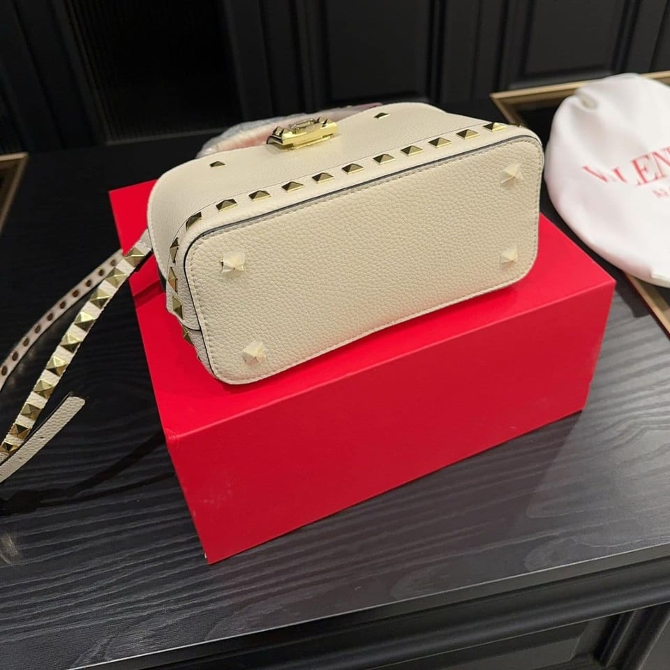 Valentino Garavani Rockstud Handbag In Grainy White 21Cm view 7