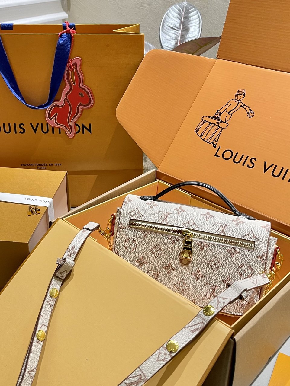 Louis Vuitton Pochette M Tis East West Monogram Canvas 21Cm M46914 view 6