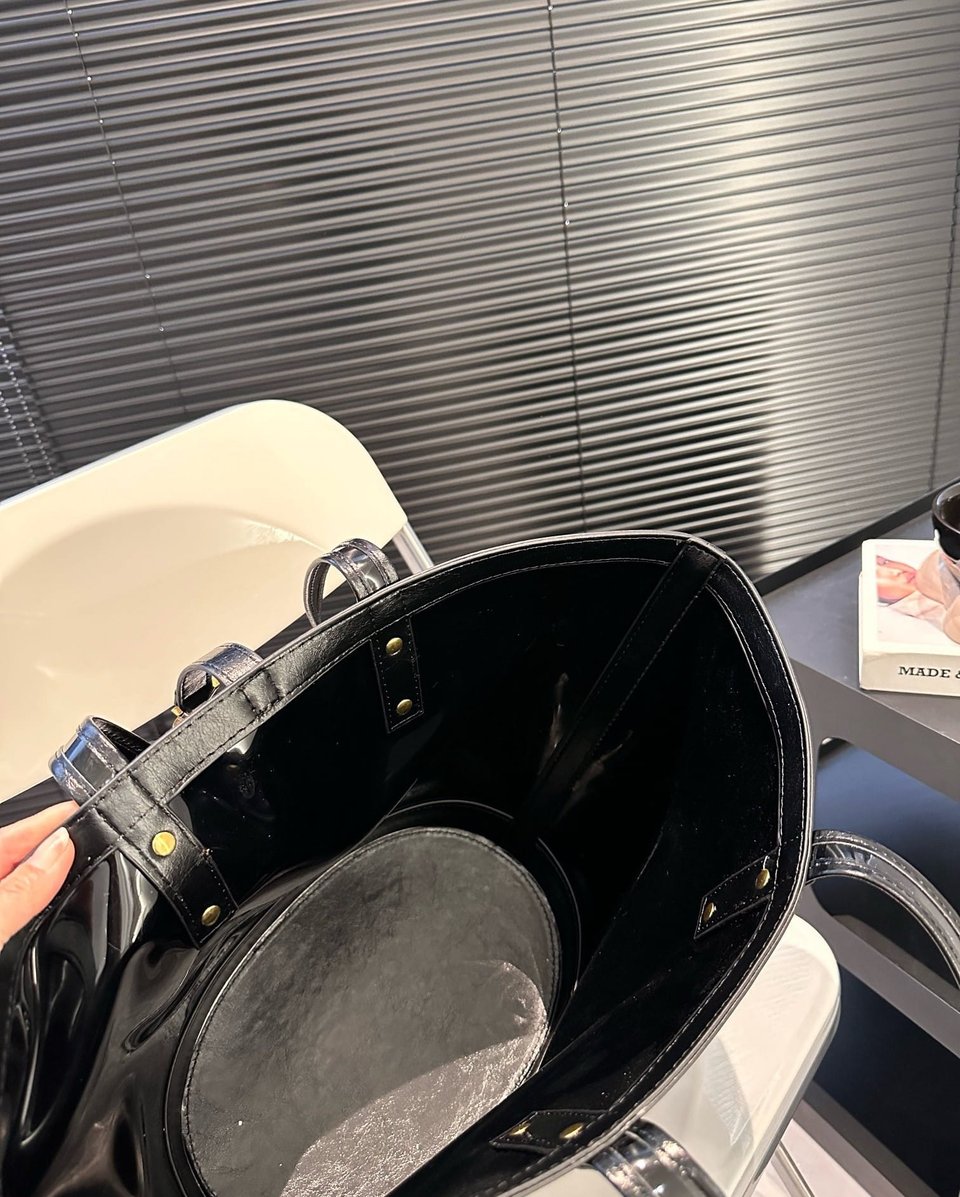 Saint Laurent Panier Medium In Vinyl And Shiny Leather Black 28Cm view 11