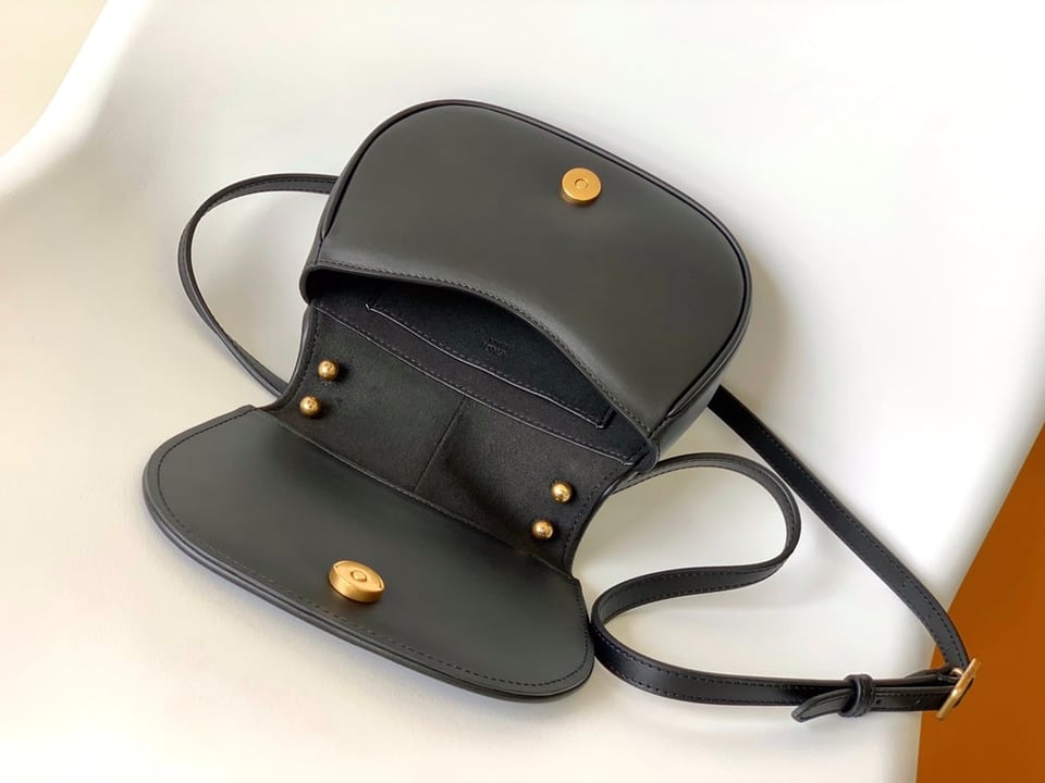 Fendi C’mon Medium Shoulder Bag Black 21cm/ 8.3in view 9