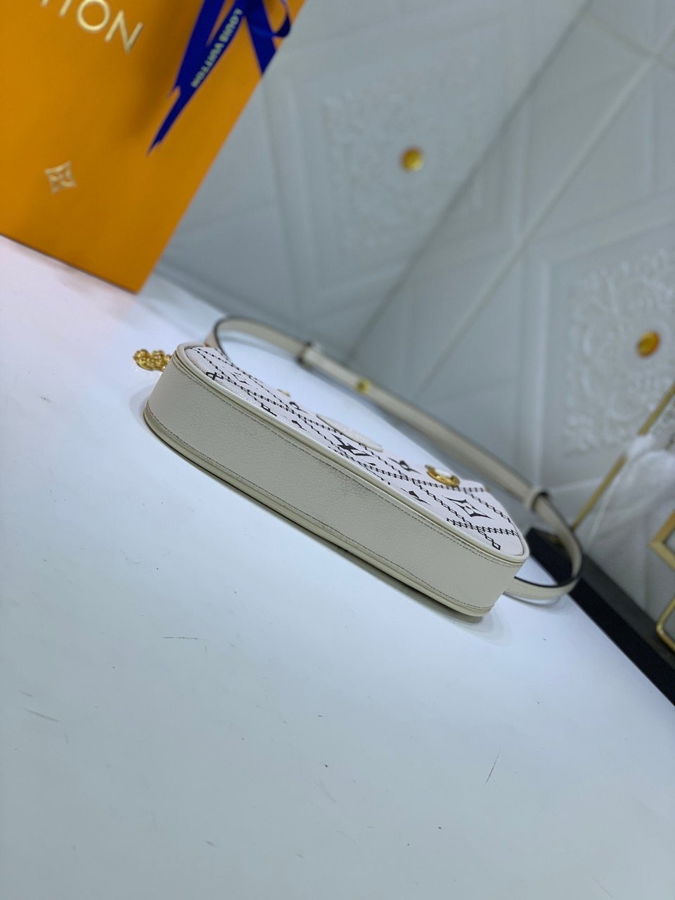 Louis Vuitton Easy Pouch On Strap White 19Cm view 9