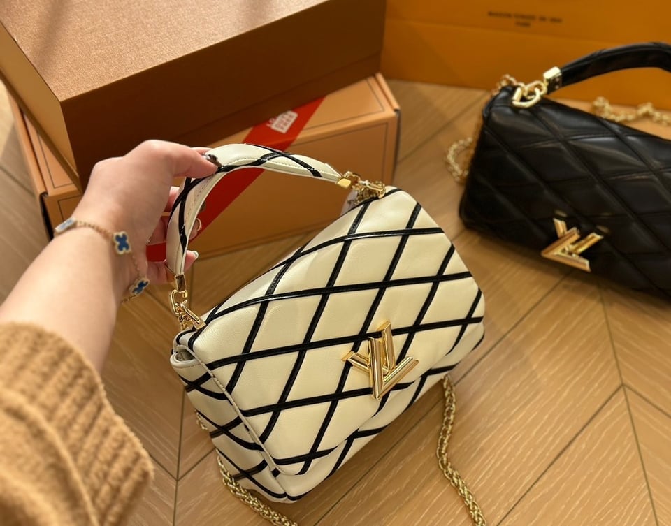 Louis Vuitton Go 14 Mm White Black 22Cm M22890 view 3