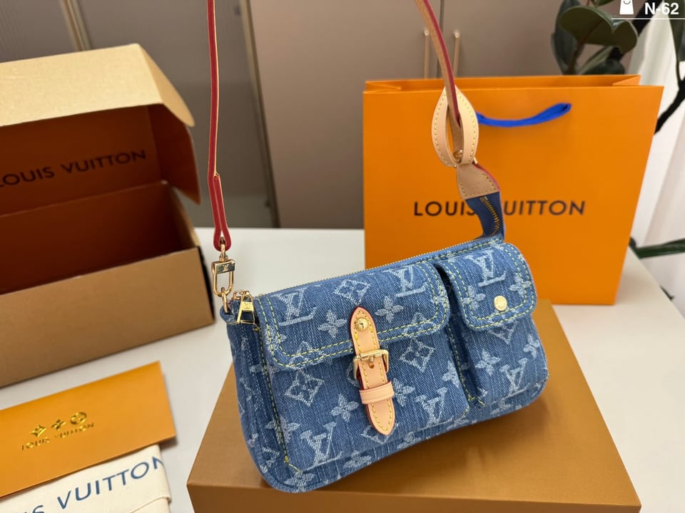 Louis Vuitton Accessoire Cargo Pochette Bag 23.5cm M27602 view 2
