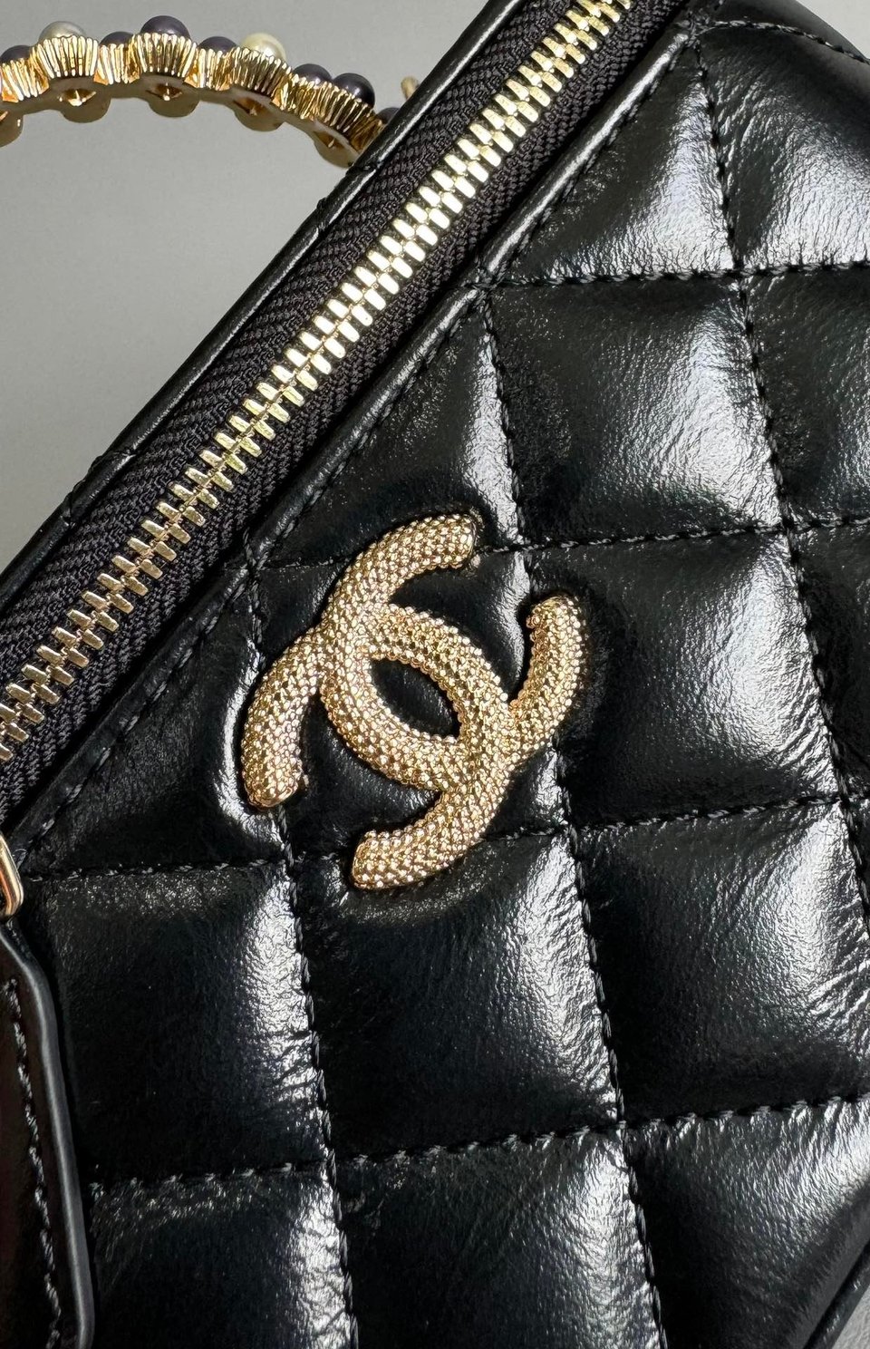 Chanel Vanity Case Pearl 17Cm Black Lambskin Gold Hardware view 9