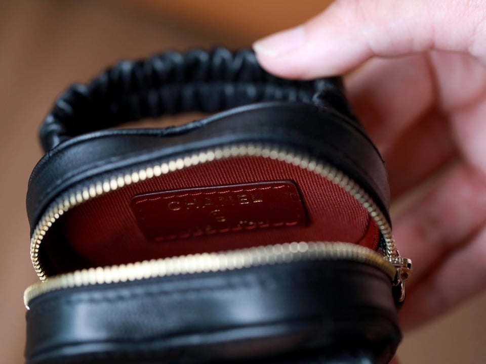 Chanel Heart Coin Purse 8.5 Black Calfskin view 8