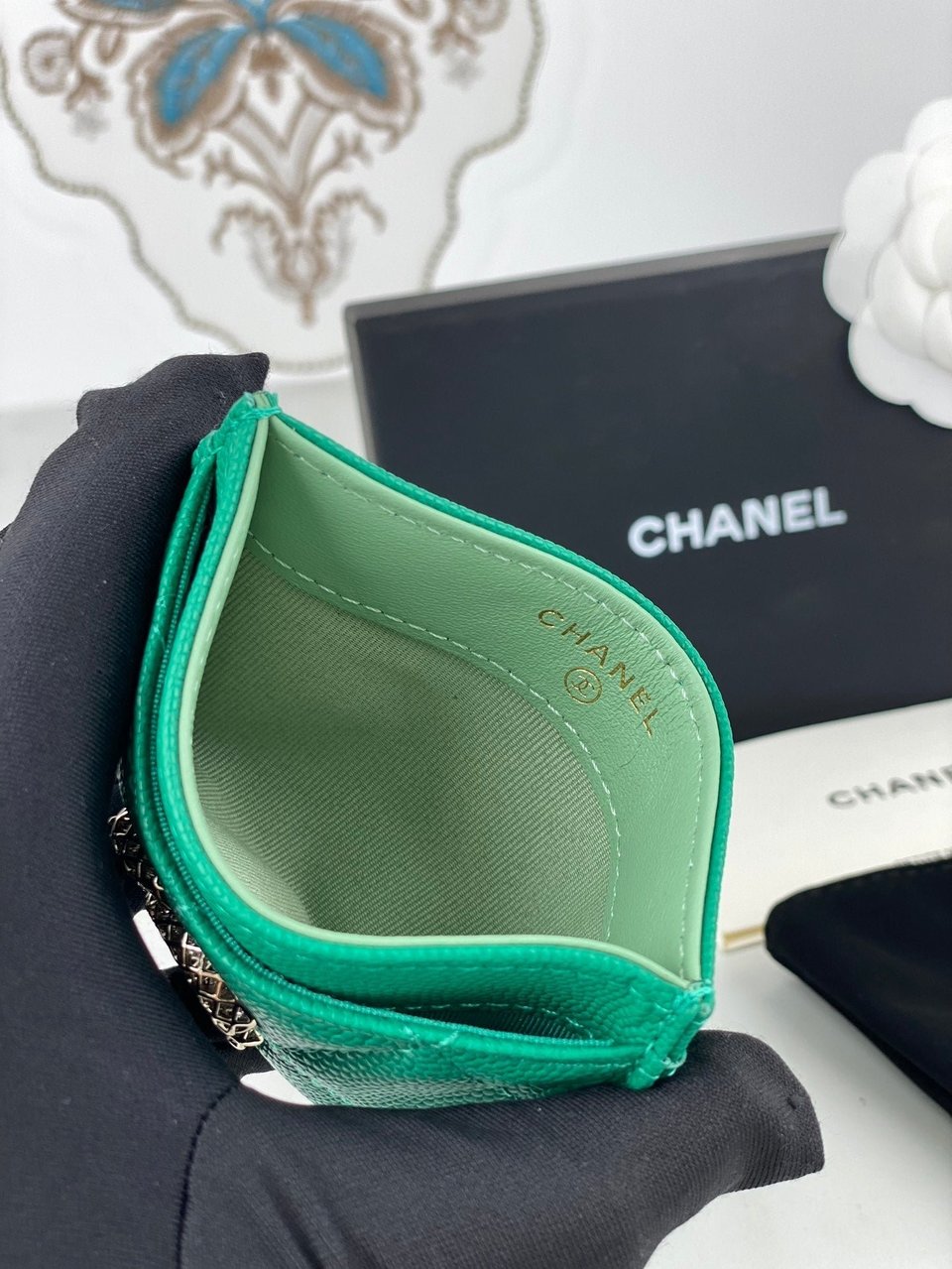 Chanel Card Holder 19.5 Emerald Grained Calfskin Gold Icon view 4