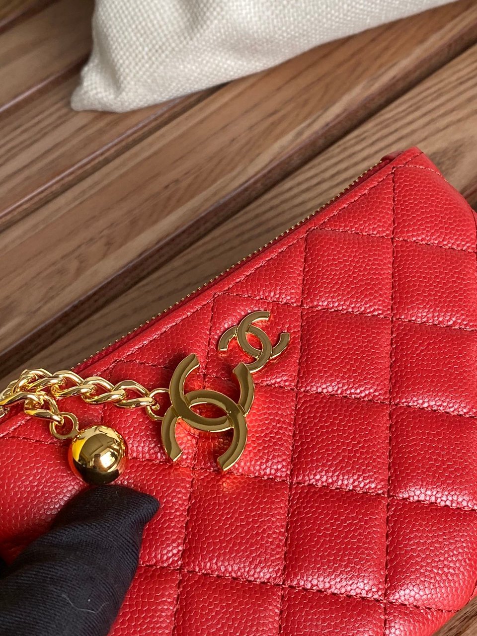 Chanel Zipped Wallet 14Cm Red Caviar Gold Hardware view 8