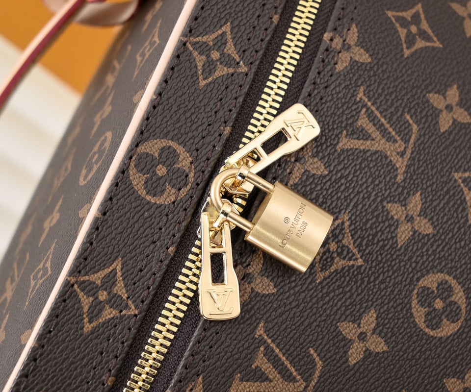 Louis Vuitton Nice Mini Toiletry Pouch 32Cm M47280 view 3