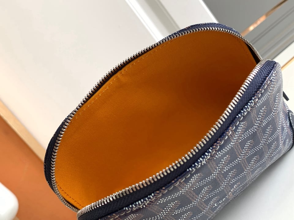 Goyard Vendôme Cosmetic Pouch 17cm Navy Goyardine Canvas And Calfskin Trim view 10