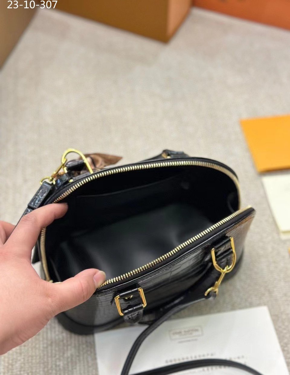 Louis Vuitton Neo Alma Bb Black 24Cm view 8