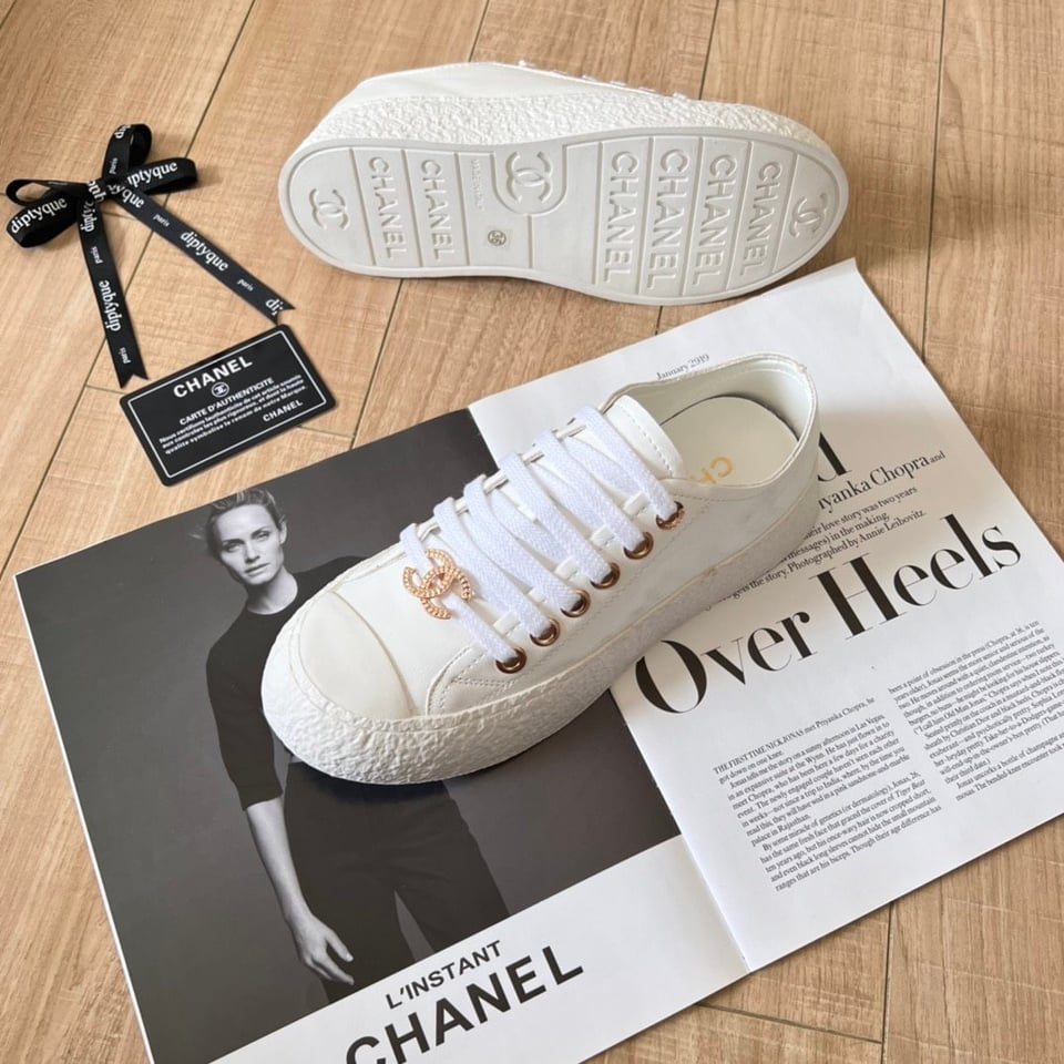 Chanel Women’S Sneakers Cc Trainers In White view 8