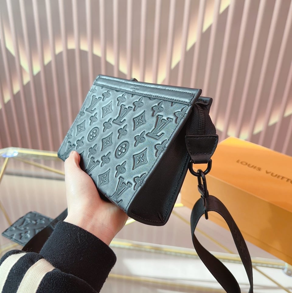 Louis Vuitton Gaston Wearable Black 22Cm M81115 view 9