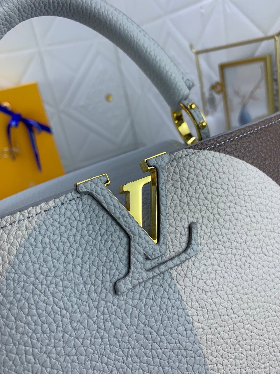 Louis Vuitton Capucines Ice Age White 27Cm view 9