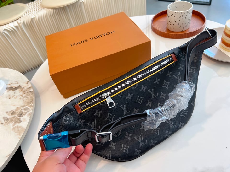 Louis Vuitton Discovery Bumbag Monogram Eclipse Gaston Label Savane 45Cm M45220 view 3