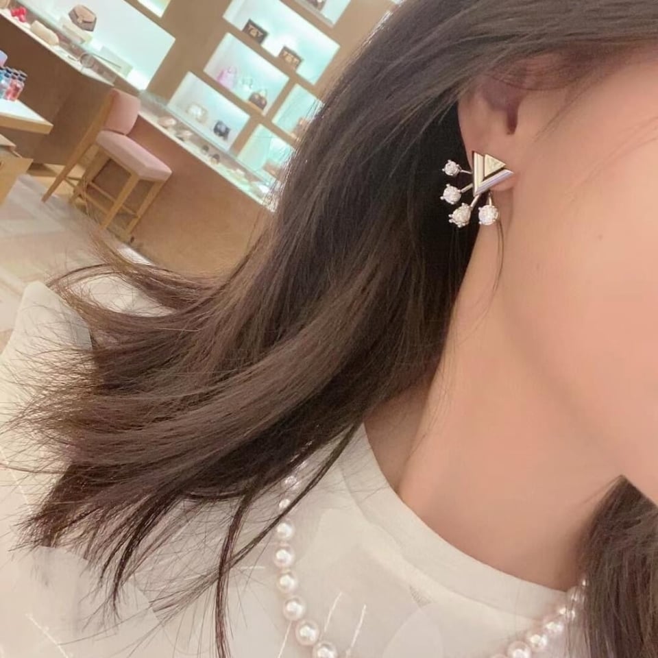 Louis Vuitton V For Vuitton Earrings M02296 view 5