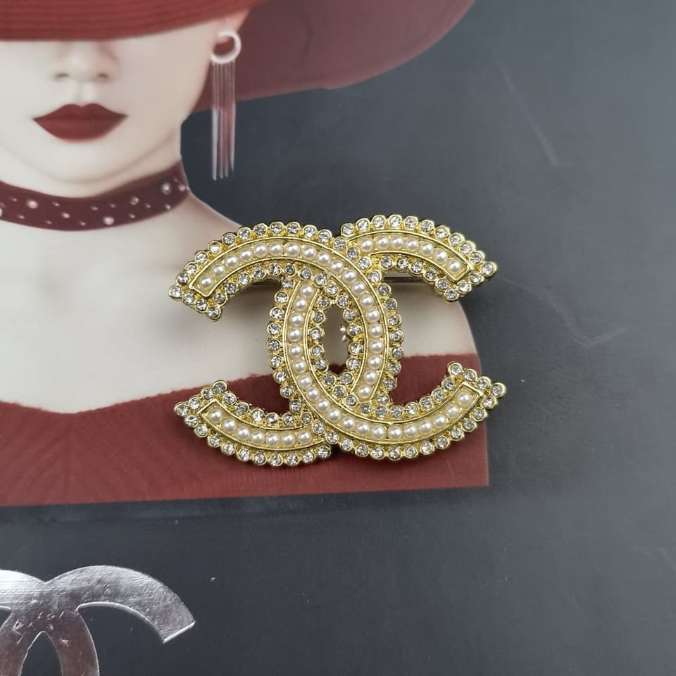 Chanel Cc Brooch Gold With Pearls In The Middle view 2