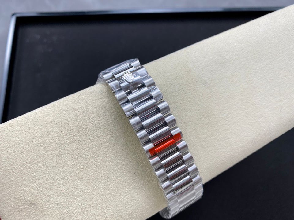 [Super Clone] Rolex Day-Date 40mm Silver Dial 118346 view 9
